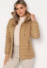 Born2be - Ciemnobeżowa Pikowana Kurtka z Kapturem i Sznurkami Miviana. Okazja: na spacer. Typ kołnierza: kaptur. Kolor: beżowy. Materiał: jeans. Długość rękawa: długi rękaw. Długość: długie #4