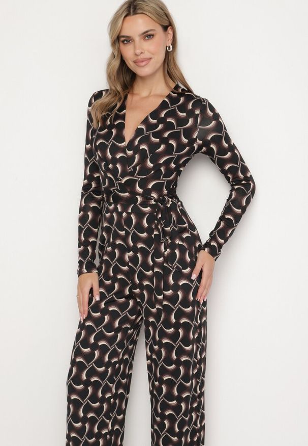 Born2be - Brązowy Wzorzysty Kombinezon Kopertowy z Wiskozą z Szerokimi Nogawkami i Paskiem Aotavia. Okazja: na co dzień. Kolor: brązowy. Materiał: wiskoza. Styl: casual