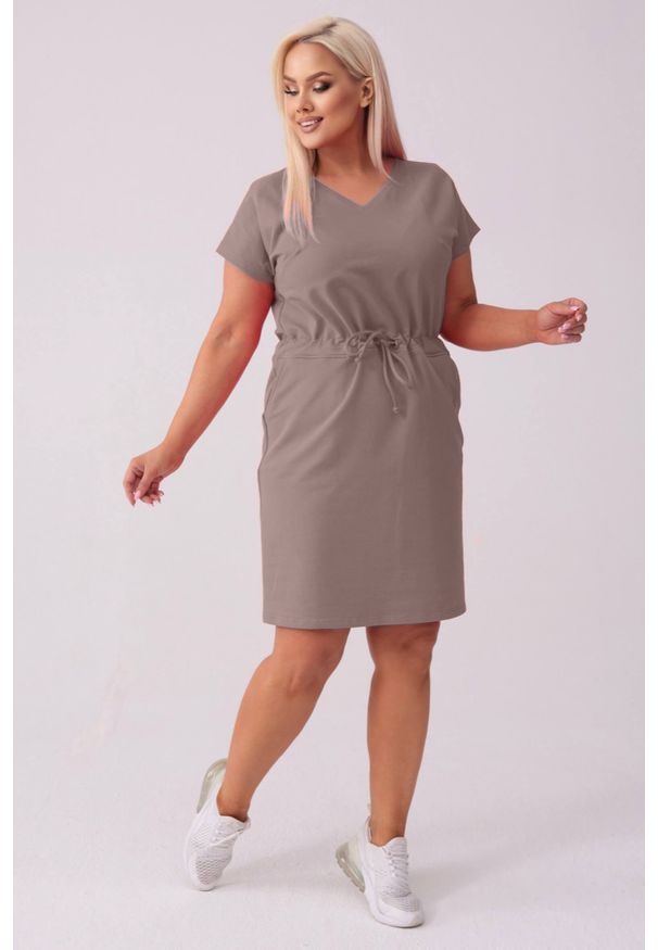 Moda Size Plus Iwanek - Dresowa sukienka Bianca w kolorze fango PLUS SIZE XXL WIOSNA. Typ kołnierza: dekolt w kształcie V. Kolekcja: plus size. Materiał: dresówka. Długość rękawa: krótki rękaw. Sezon: wiosna. Typ sukienki: dla puszystych. Styl: elegancki, klasyczny. Długość: midi