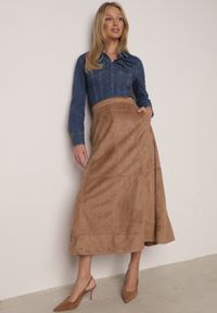 Born2be - Beżowa Rozkloszowana Spódnica z Imitacji Zamszu Basara. Okazja: na co dzień, na spotkanie biznesowe, do pracy. Kolor: beżowy. Materiał: zamsz. Styl: casual, biznesowy, elegancki, klasyczny #3