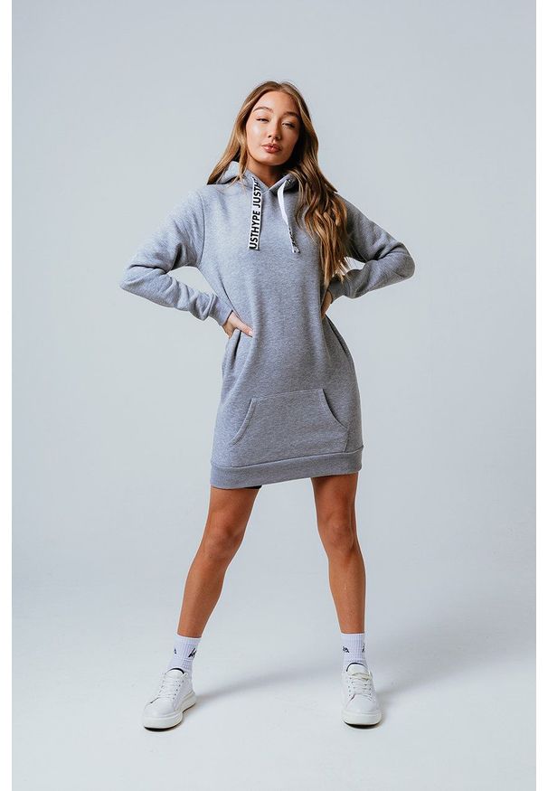 Hype Sukienka GREY MARL kolor szary mini prosta. Okazja: na co dzień. Typ kołnierza: kaptur. Kolor: szary. Materiał: dzianina. Długość rękawa: długi rękaw. Typ sukienki: proste. Styl: casual. Długość: mini