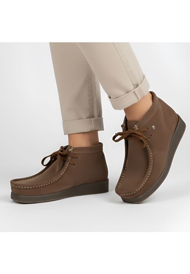 Brązowe Botki Hee Skórzane Buty Damskie Za Kostkę. Wysokość cholewki: za kostkę. Zapięcie: sznurówki. Kolor: brązowy. Materiał: skóra. Szerokość cholewki: normalna. Styl: boho, retro, vintage, klasyczny