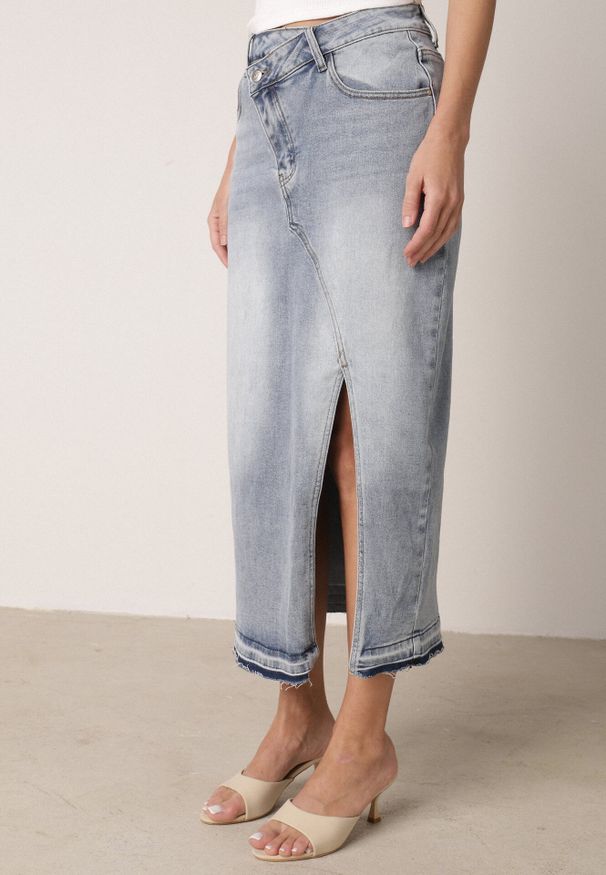 Born2be - Niebieska Jeansowa Spódnica z Bawełną Wysokim Stanem i Rozcięciem na Nogę Vikinori. Okazja: na co dzień, do pracy. Stan: podwyższony. Kolor: niebieski. Materiał: bawełna, jeans. Styl: casual, klasyczny