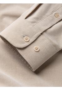 Ombre Clothing - Koszula męska bawełniana REGULAR FIT z kieszenią - beżowy V1 OM-SHOS-0153 - XXL. Typ kołnierza: kołnierzyk klasyczny. Kolor: beżowy. Materiał: bawełna. Długość rękawa: długi rękaw. Długość: długie. Styl: klasyczny #7