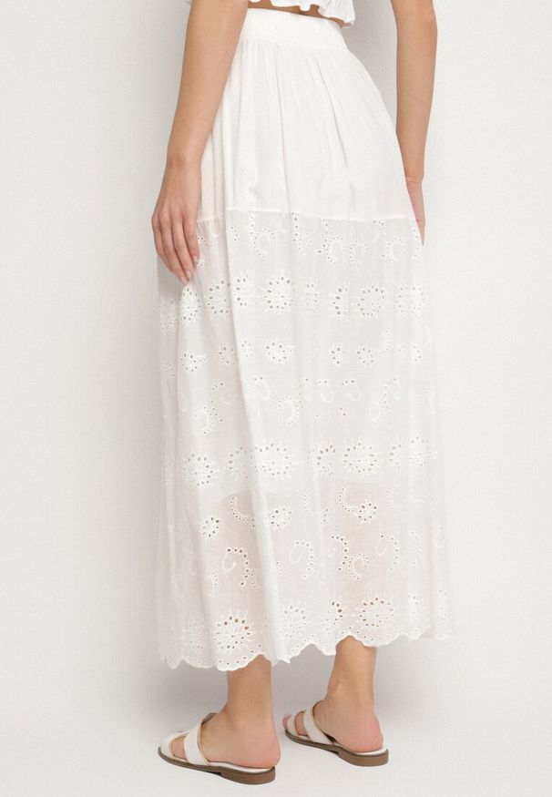 Born2be - Biała Bawełniana Spódnica Ażurowa Rozkloszowana Divora. Okazja: na co dzień. Kolor: biały. Materiał: bawełna. Wzór: ażurowy. Styl: casual, klasyczny, elegancki