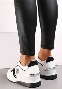 Renee - Białe Sneakersy Sznurowane Ozdobione Brokatem na Koturnie Eminalla. Kolor: biały. Wzór: aplikacja. Obcas: na koturnie #3