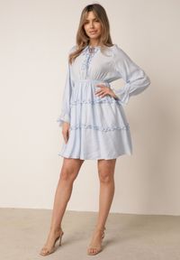 Born2be - Jasnoniebieska Wiskozowa Sukienka na Lato w Stylu Boho z Falbankami i Wiązaniem Barpea. Okazja: na spacer, na co dzień. Typ kołnierza: kołnierz z falbankami. Kolor: niebieski. Materiał: wiskoza. Sezon: lato. Styl: boho #3