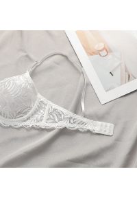 Intica - Komplet bielizny z haftem na romantyczne wieczory Jsandye. Kolor: biały. Materiał: tkanina, materiał. Wzór: haft #2