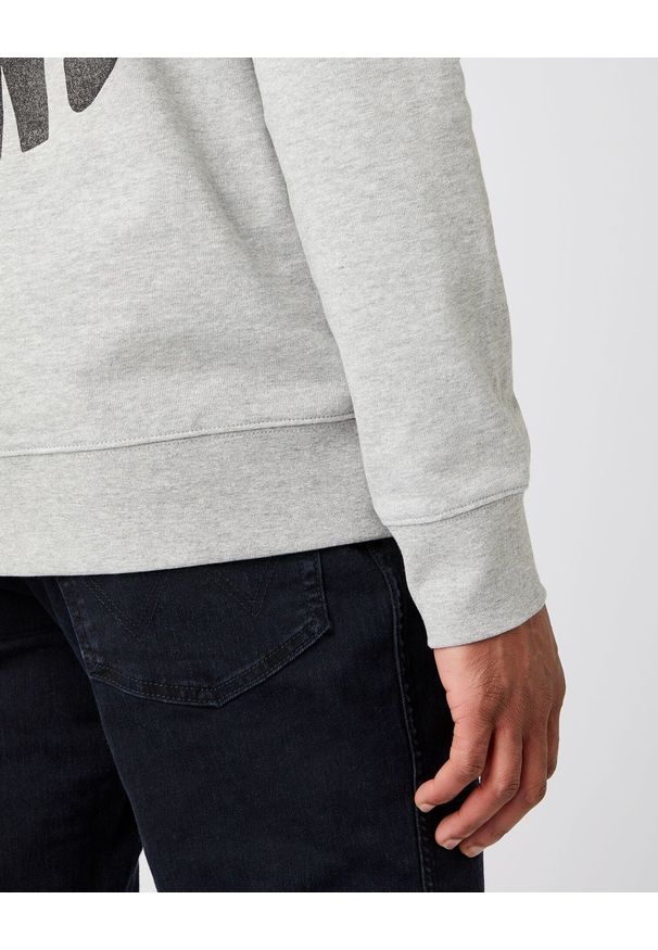 Wrangler - WRANGLER POSITIVE VIBES SWEAT MĘSKA BLUZA KLASYCZNA NADRUK MID GREY MEL W6F6H1X37 112141479. Wzór: nadruk. Styl: klasyczny