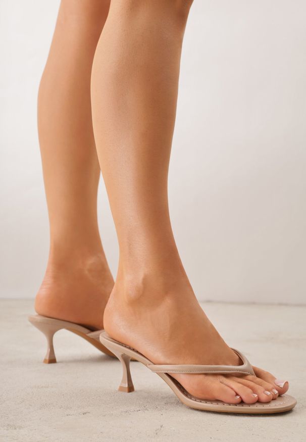 Born2be - Ciemnobeżowe Klapki Japonki na Obcasie Typu Kaczuszka Livnara. Okazja: na co dzień. Kolor: beżowy. Materiał: len. Obcas: na obcasie. Styl: casual, elegancki. Wysokość obcasa: średni