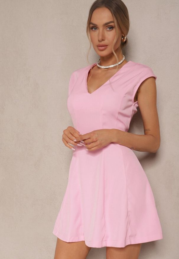 Renee - Różowa Taliowana Sukienka z Rozkloszowanym Dołem Elliara. Okazja: na co dzień. Kolor: różowy. Styl: klasyczny, casual, elegancki
