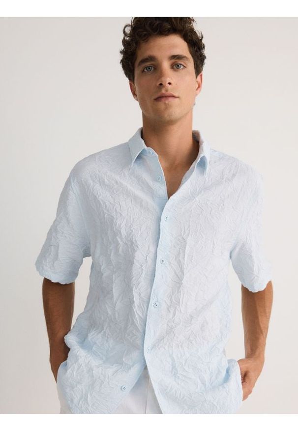 Reserved - Koszula comfort z efektem gniecenia - jasnoniebieski. Kolor: niebieski. Materiał: wiskoza, tkanina
