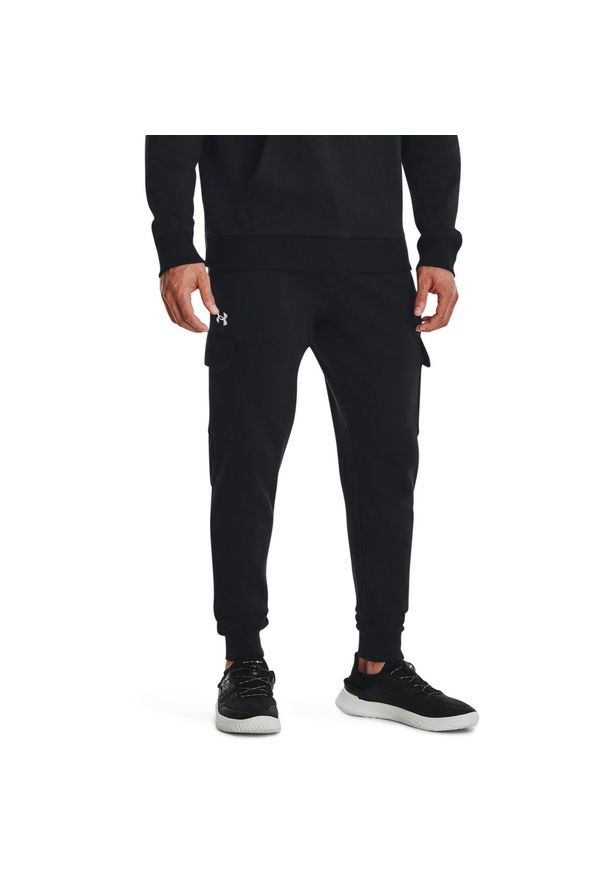 Spodnie męskie Under Armour Rival Fleece Cargo. Kolor: wielokolorowy, biały, czarny. Materiał: bawełna, poliester. Sport: fitness
