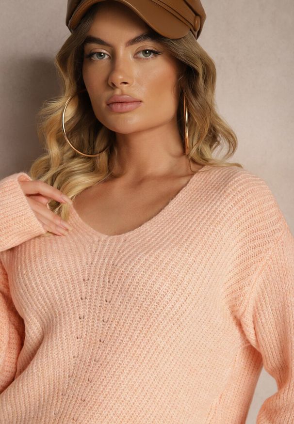 Renee - Jasnoróżowy Sweter w Klasycznym Stylu z Trójkątnym Dekoltem Omelisa. Okazja: do pracy, na co dzień. Kolor: różowy. Materiał: jeans. Styl: klasyczny