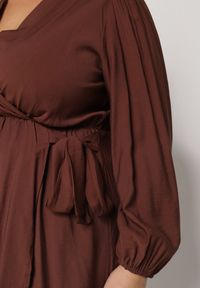Born2be - Brązowa Sukienka z Wiskozą o Kopertowym Kroju z Wiązaniem w Talii Fezara. Kolekcja: plus size. Kolor: brązowy. Materiał: wiskoza. Typ sukienki: kopertowe. Styl: elegancki, klasyczny #6