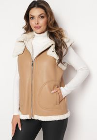 Born2be - Jasnobrązowa Kamizelka Bezrękawnik z Ekoskóry Ozdobiony Kożuszkiem Lilkana. Typ kołnierza: kaptur. Kolor: brązowy. Materiał: futro. Długość rękawa: bez rękawów. Wzór: aplikacja #6
