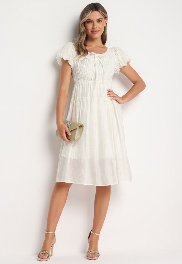 Born2be - Jasnobeżowa Rozkloszowana Sukienka z Bufiastymi Rękawami i Marszczoną Górą Vikkasha. Okazja: na co dzień. Kolor: beżowy. Typ sukienki: proste. Styl: casual, retro, elegancki