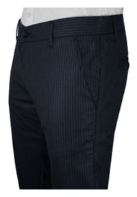 Tomy Walker - Granatowe Casualowe Spodnie Męskie, Slimowane -TOMY WALKER- Zwężane, Chinosy, Tłoczony Wzór, w Paski. Okazja: na co dzień. Kolor: niebieski. Materiał: wiskoza, elastan, poliester. Wzór: paski. Styl: casual #2