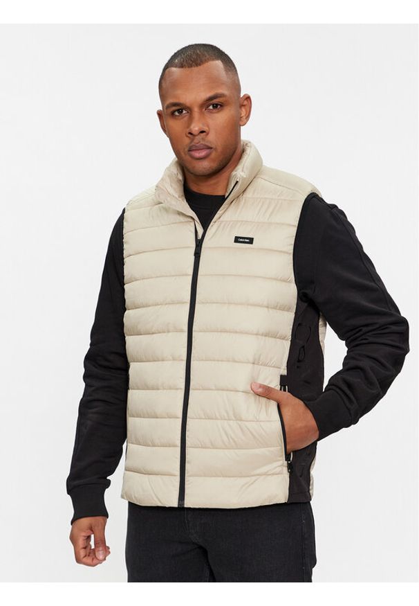 Calvin Klein Kamizelka K10K108292 Beżowy Regular Fit. Kolor: beżowy. Materiał: syntetyk