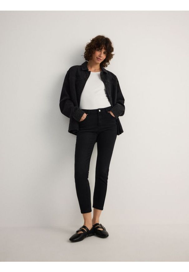 Reserved - Jeansy slim fit ze średnim stanem - czarny. Kolor: czarny