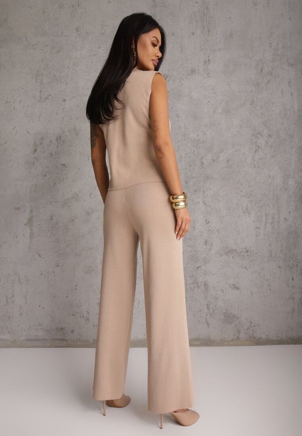 Renee - Jasnobrązowy Komplet z Wiskozą Szerokie Spodnie i Kamizelka z Aplikacjami 3D Hirimi. Kolor: brązowy. Materiał: wiskoza. Wzór: aplikacja