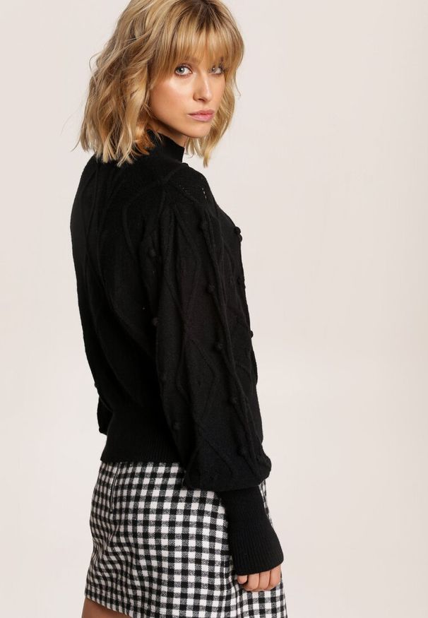 Renee - Czarny Sweter Thesise. Typ kołnierza: golf. Kolor: czarny. Materiał: dzianina. Długość: długie. Wzór: prążki, aplikacja