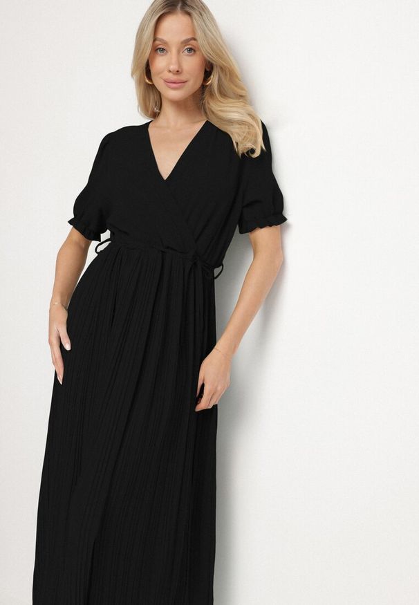 Born2be - Czarna Kopertowa Sukienka z Bawełną i Paskiem Ivellevia. Okazja: na co dzień. Typ kołnierza: dekolt w serek. Kolor: czarny. Materiał: bawełna. Długość rękawa: długi rękaw. Sezon: lato. Typ sukienki: kopertowe. Styl: elegancki, casual, klasyczny