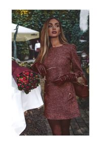 MOE - Elegancka sukienka tweedowa trapezowa mini bordowa. Okazja: na spotkanie biznesowe, do pracy, na co dzień. Typ kołnierza: dekolt w łódkę, kokarda. Kolor: czarny, różowy, czerwony. Wzór: melanż, aplikacja. Typ sukienki: trapezowe. Materiał: tkanina, materiał, dzianina. Długość rękawa: długi rękaw. Sezon: lato. Styl: elegancki. Długość: mini #9