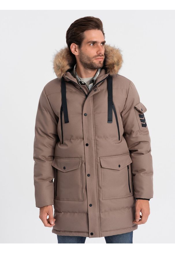 Ombre Clothing - Kurtka męska parka zimowa - jasnobrązowa V6 OM-JALJ-0132 - M. Kolor: brązowy. Materiał: poliester, futro. Długość: długie. Wzór: aplikacja. Sezon: zima