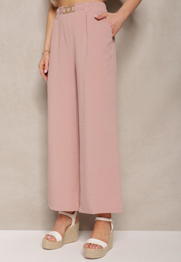 Renee - Jasnoróżowe Spodnie z Szerokimi Nogawkami w Stylu Palazzo High Waist z Gumką w Pasie z Ozdobnym Elementem Ellsiana. Okazja: na co dzień. Stan: podwyższony. Kolor: różowy. Materiał: bawełna. Styl: casual, elegancki