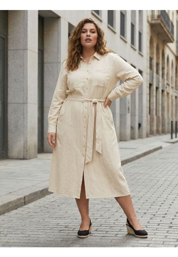 Sinsay - Wiskozowa koszulowa sukienka midi z domieszką lnu PLUS SIZE - kremowy. Kolekcja: plus size. Kolor: kremowy. Materiał: wiskoza, len. Typ sukienki: dla puszystych, koszulowe. Długość: midi