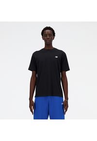 Koszulka męska New Balance MT41509BK – czarna. Kolor: czarny. Materiał: bawełna, dresówka. Długość rękawa: krótki rękaw. Długość: krótkie. Wzór: haft