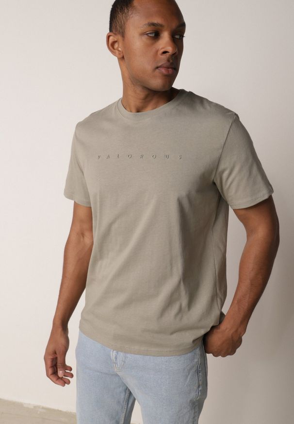 Born2be - Ciemnobeżowa Koszulka T-shirt z Bawełny Ozdobiona Napisem Palidia. Okazja: na co dzień. Typ kołnierza: kaptur. Kolor: beżowy. Materiał: bawełna. Wzór: napisy, aplikacja. Styl: casual