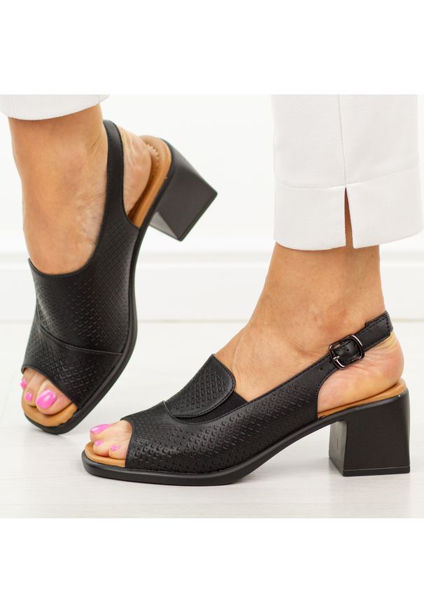 Czarne skórzane sandały damskie Vinceza 66920. Okazja: na co dzień. Kolor: czarny. Materiał: skóra. Sezon: wiosna, lato. Obcas: na obcasie. Styl: casual, elegancki. Wysokość obcasa: średni