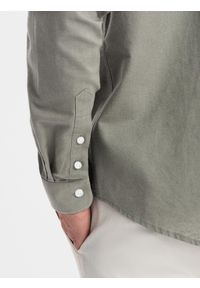 Ombre Clothing - Męska koszula lniana ze stójką i kieszenią REGULAR FIT – khaki V6 OM-SHCS-0161 - XXL. Okazja: na co dzień. Typ kołnierza: kołnierzyk stójkowy. Kolor: brązowy. Materiał: len. Długość rękawa: długi rękaw. Długość: długie. Sezon: lato, wiosna. Styl: casual