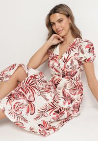 Born2be - Czerwona Rozkloszowana Sukienka z Dekoltem w Serek Zdobiona Roślinnym Wzorem Evilirae. Okazja: na co dzień, na spotkanie biznesowe, do pracy. Typ kołnierza: dekolt w serek. Kolor: czerwony. Wzór: aplikacja. Styl: casual, biznesowy #2