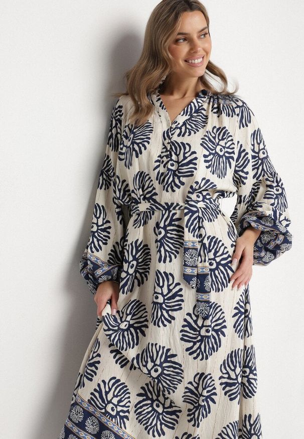 Born2be - Niebieska Wiskozowa Sukienka Oversize w Etniczny Wzór z Wiązanym Paskiem Florseki. Okazja: na co dzień. Typ kołnierza: dekolt w serek. Kolor: niebieski. Materiał: wiskoza. Typ sukienki: oversize. Styl: casual, elegancki