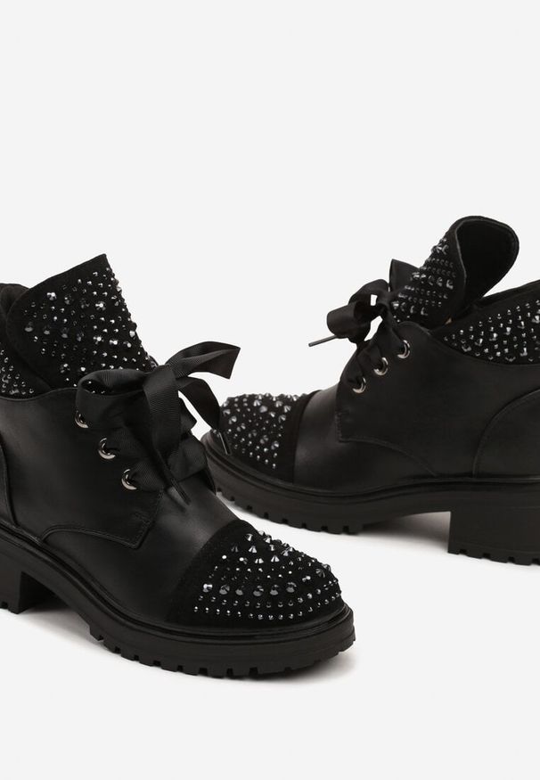 Born2be - Czarne Sznurowane Botki na Niskim Słupku Zdobione Cyrkoniami Evistina. Okazja: na co dzień. Kolor: czarny. Materiał: jeans. Szerokość cholewki: normalna. Wzór: aplikacja. Obcas: na słupku. Styl: casual, elegancki, klasyczny