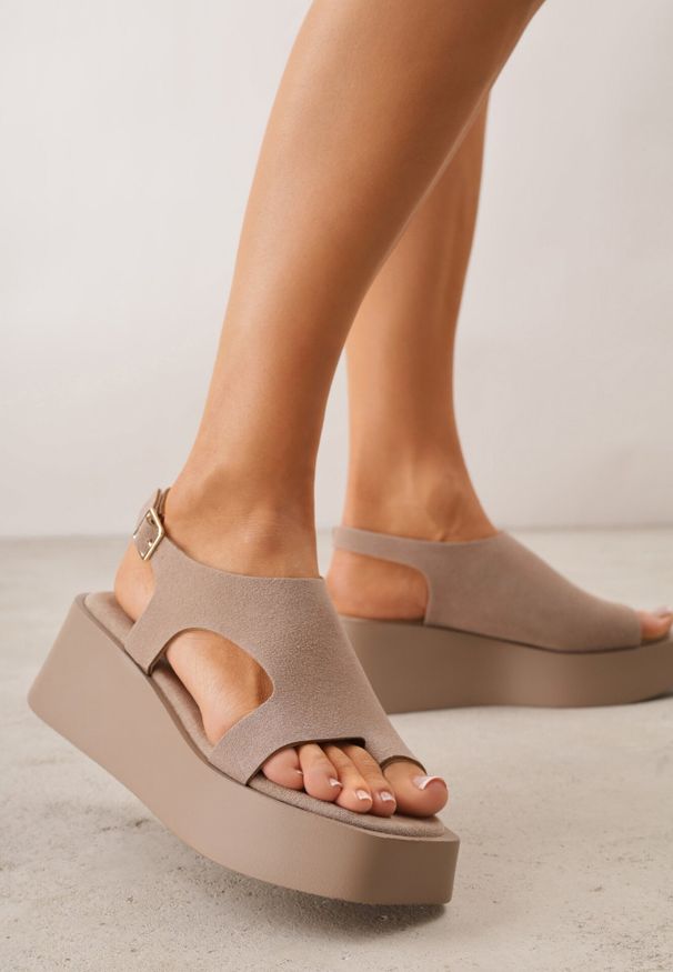 Born2be - Ciemnobeżowe Sandały na Platformie i Koturnie z Paskiem na Duży Palec Rodenos. Okazja: na co dzień. Zapięcie: pasek. Kolor: beżowy. Materiał: len. Obcas: na koturnie. Styl: casual