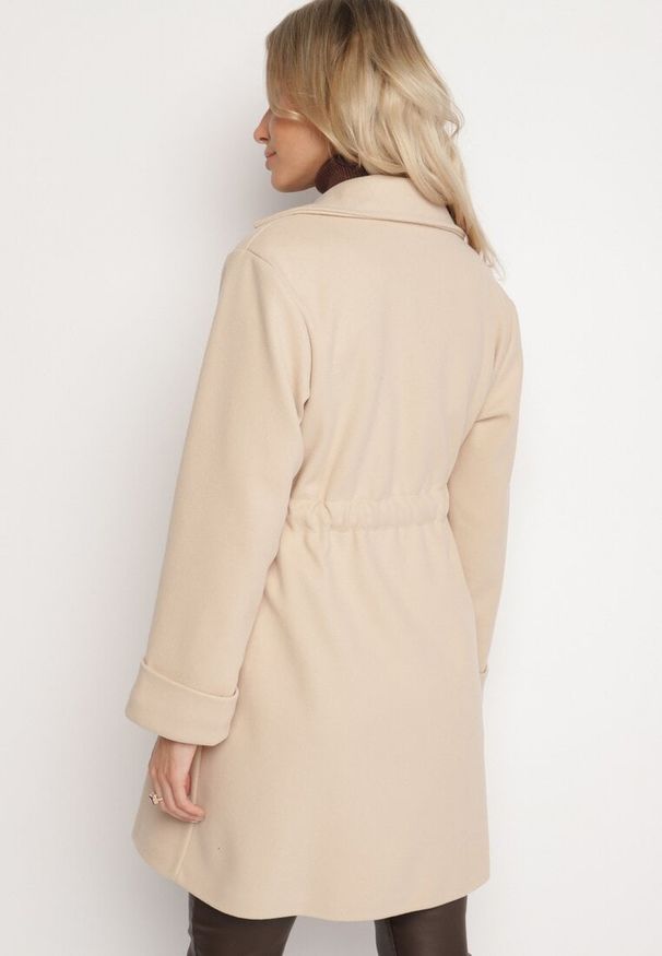 Born2be - Beżowy Płaszcz o Szlafrokowym Kroju z Marszczeniem w Talii i Wiązanym Paskiem Sartissa. Okazja: na co dzień. Kolor: beżowy. Materiał: jeans. Długość rękawa: długi rękaw. Długość: długie. Styl: casual, elegancki, klasyczny