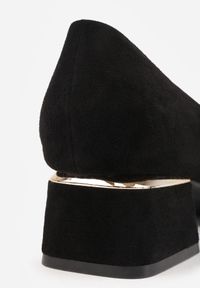 Born2be - Czarne Czółenka z Metaliczną Wstawką na Niskim Słupku oraz Skórzaną Wkładką Kariala. Okazja: na co dzień, do pracy. Kolor: czarny. Materiał: skóra. Wzór: aplikacja. Obcas: na słupku. Styl: casual, klasyczny, wizytowy #4