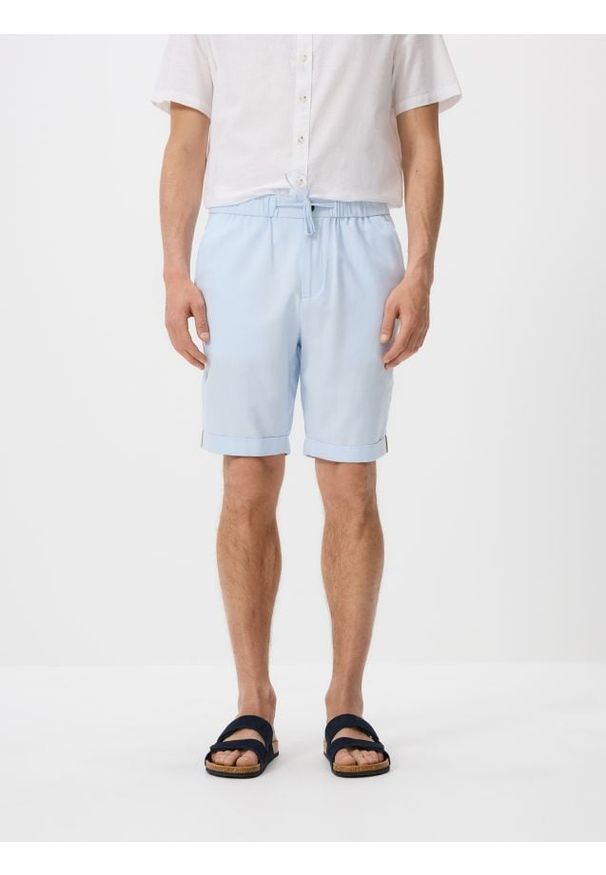 Reserved - Szorty regular z dodatkiem lnu - jasnoniebieski. Kolor: niebieski. Materiał: len