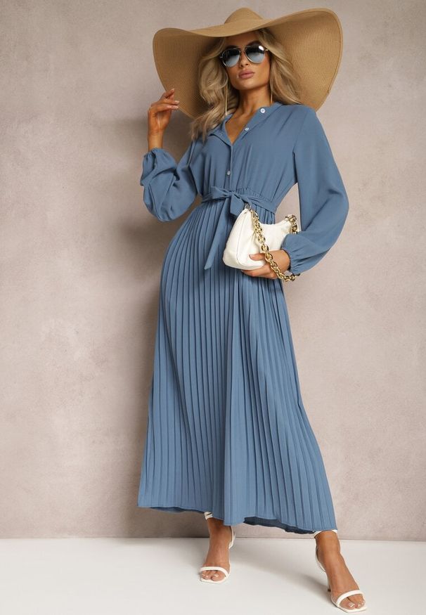 Renee - Niebieska Rozkloszowana Sukienka Maxi Plisowana Wiązana w Pasie Terilla. Kolor: niebieski. Materiał: materiał. Typ sukienki: koszulowe. Długość: maxi