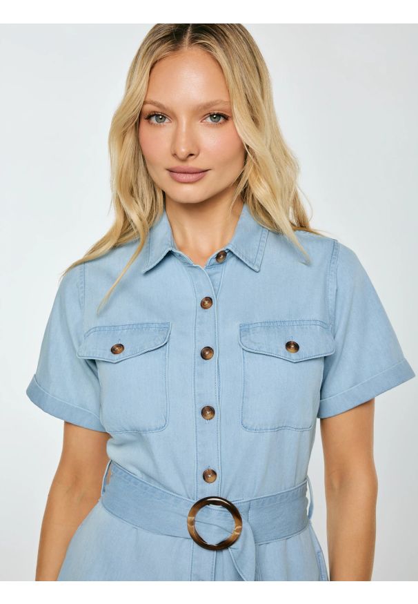 Big-Star - sukienka damska midi jeansowa trapezowa niebieska becca 136. Okazja: na co dzień. Kolor: niebieski. Materiał: jeans. Długość rękawa: krótki rękaw. Typ sukienki: trapezowe. Styl: casual. Długość: midi