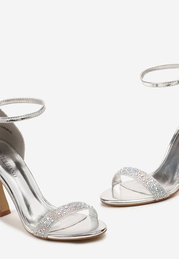 Born2be - Srebrne Sandały na Geometrycznej Szpilce Ozdobione Cyrkoniami i Brokatem Aolenia. Okazja: na imprezę. Zapięcie: sprzączka. Kolor: srebrny. Materiał: satyna. Wzór: geometria, aplikacja. Styl: klasyczny