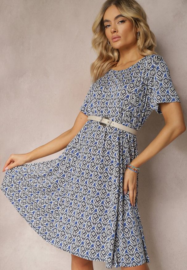 Renee - Niebieska Wiskozowa Sukienka o Rozkloszowanym Fasonie z Ornamentalnym Wzorem Jasminas. Kolor: niebieski. Materiał: wiskoza. Styl: boho