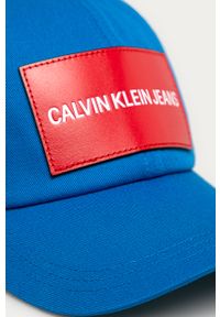 Calvin Klein Jeans - Czapka. Kolor: niebieski. Materiał: tkanina, bawełna, materiał, skóra. Wzór: aplikacja #3