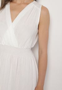 Born2be - Biała Sukienka o Rozkloszowanym Kroju Bez Rękawów z Kopertowym Dekoltem Filoria. Typ kołnierza: dekolt kopertowy. Kolor: biały. Długość rękawa: bez rękawów. Typ sukienki: kopertowe. Styl: elegancki #7
