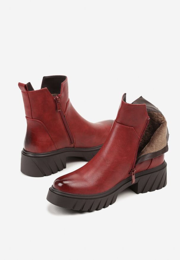 Renee - Czerwone Botki do Kostki z Suwakiem na Grubej Podeszwie z Tłoczeniami Redvira. Kolor: czerwony. Materiał: satyna, skóra, jeans. Styl: elegancki