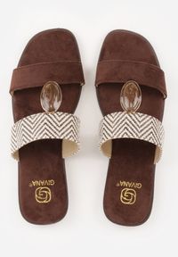 Born2be - Brązowe Płaskie Klapki Zdobione Owalną Aplikacją i Wzorem w Jodełkę Phalose. Okazja: do pracy, na co dzień, na spacer. Kolor: brązowy. Materiał: zamsz, len, satyna. Wzór: jodełka, aplikacja. Sezon: lato. Styl: klasyczny, casual #5